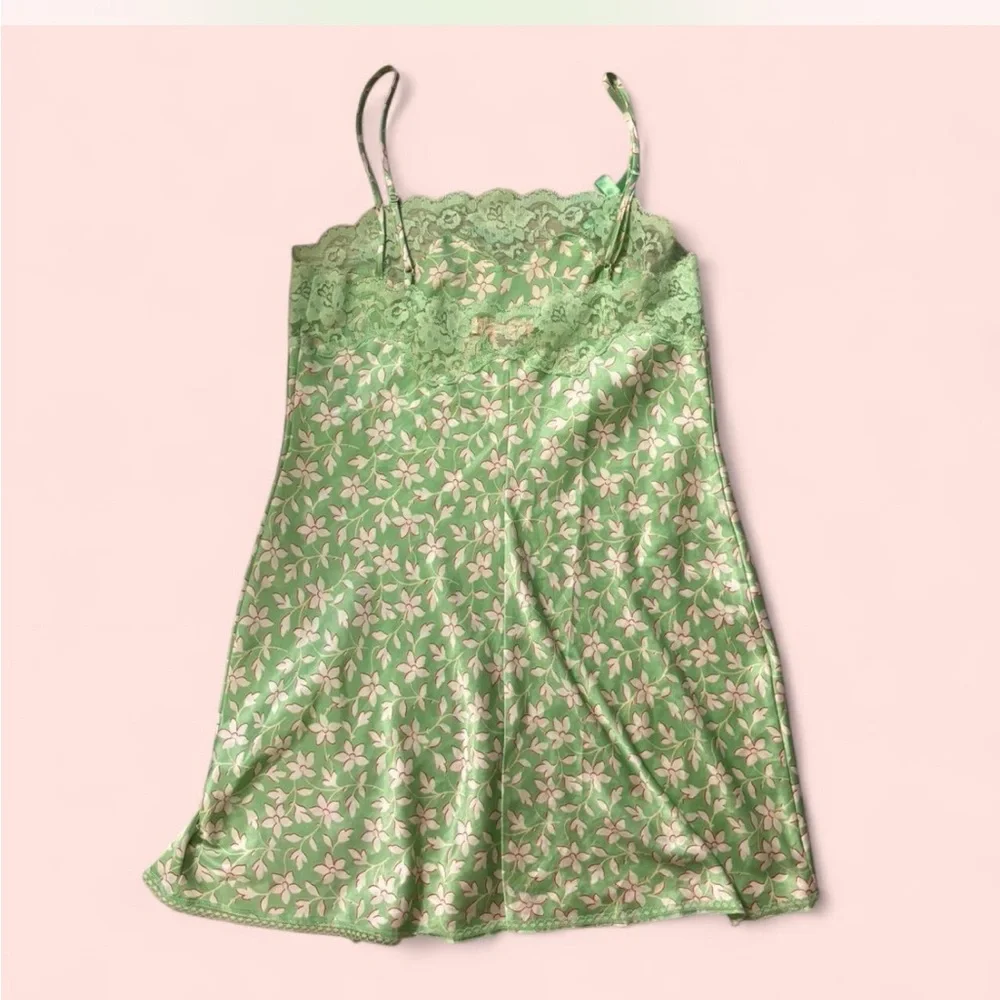 🧚♂️ Vintage Victoria’s Secret Sage Floral Silk Slip 🧚♂️ - Picture 3 of 5
